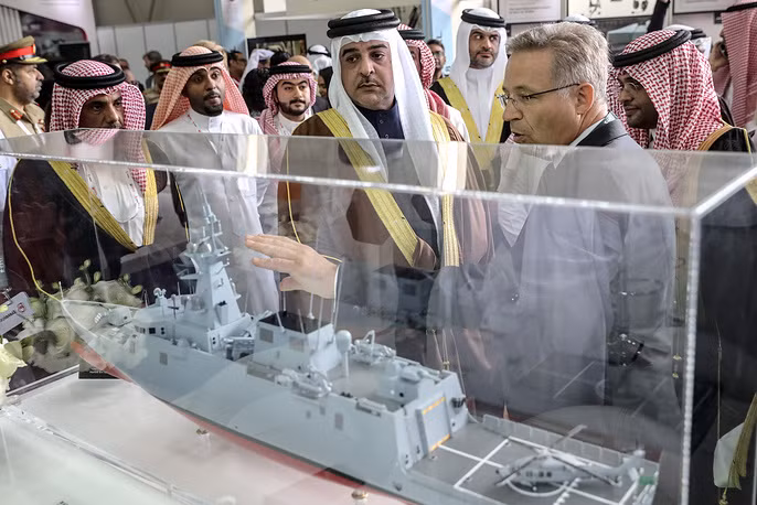 Hoàng tử Abdullah bin Hamad bin Isa Al Khalifa (giữa), trưởng ban tổ chức triển lãm tham quan mô hình tàu chiến trưng bày tại triển lãm. Ảnh: TASS.