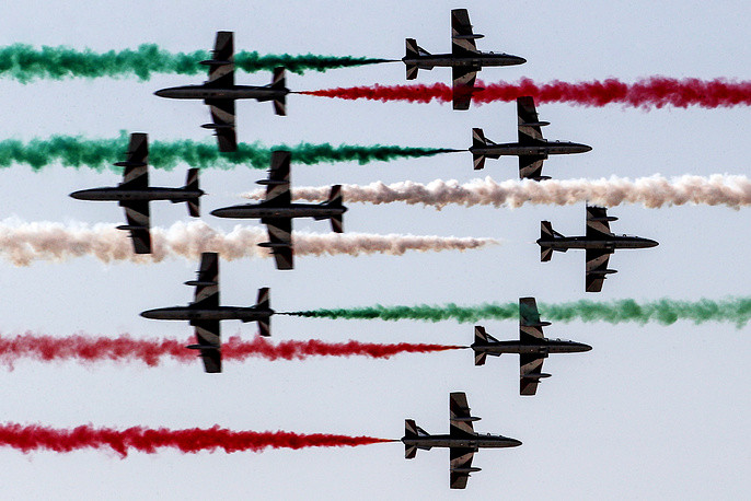 Màn trình diễn kiểu đối xứng của đội bay Frecce Tricolori. Các luồng khói màu đỏ, xanh và trắng xã ra từ đuôi máy bay tạo nên cảnh tượng rất đẹp mắt. Ảnh: TASS.