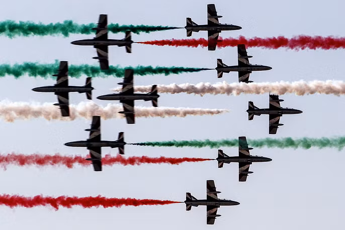 Màn trình diễn kiểu đối xứng của đội bay Frecce Tricolori. Các luồng khói màu đỏ, xanh và trắng xã ra từ đuôi máy bay tạo nên cảnh tượng rất đẹp mắt. Ảnh: TASS.