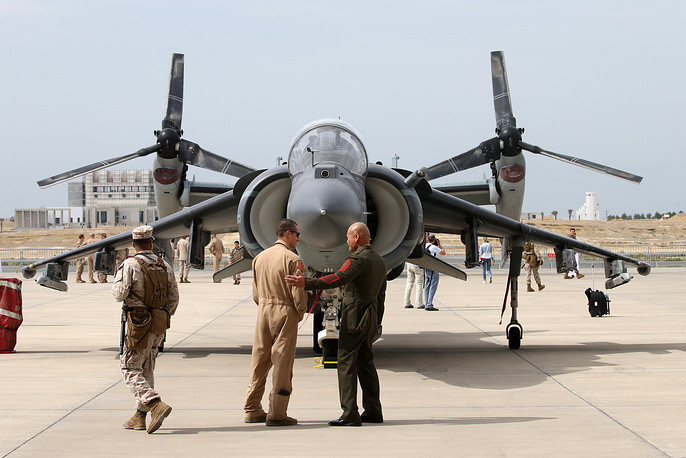 Hai sĩ quan trò chuyện trước mũi máy bay chiến đấu cất hạ cánh thẳng đứng Harrier của Không quân Hoàng gia Anh. Ảnh: TASS.