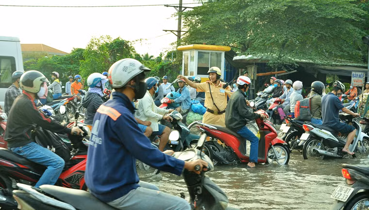 CSGT lội nước điều tiết giao thông giữa mùa khô ở TP.HCM.