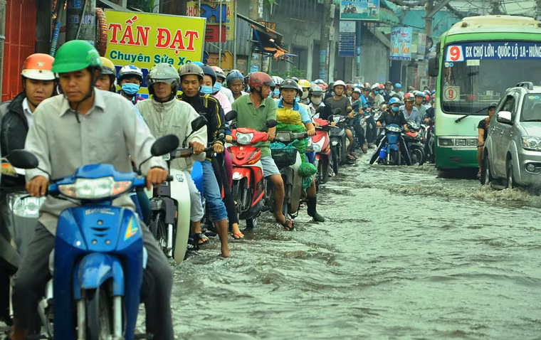 Hàng nghìn phương tiện xếp hàng dài lội qua vùng ngập nước ở cửa ngõ phía Tây TP.HCM sáng 2/2.