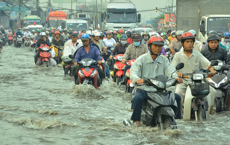 Thảm cảnh nước ngập sâu lút cả bánh xe trong đợt triều cường ở TP.HCM sáng 2/2.