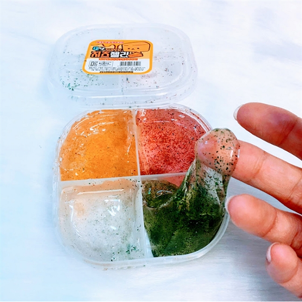 Chất tạo cho hỗn hợp Slime này tính dẻo và nhờn là axit boric, loại dung dịch thường được dùng để rửa kính áp tròng. Liên minh Châu Âu (EU) đã xếp chất này vào nhóm các chất có thể ảnh hưởng tới khả năng sinh sản của con người, đặc biệt nguy hiểm nếu tiếp xúc thường xuyên.