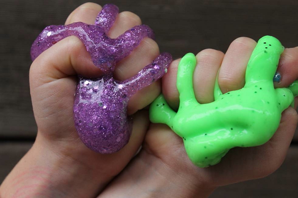 Chuyên gia khuyến cáo, phụ huynh nên giám sát khi con chơi slime, giới hạn thời gian chơi, không để trẻ ngậm hoặc ăn đồ chơi.