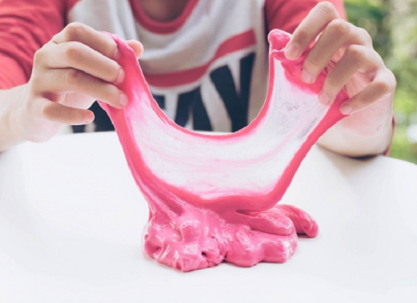 Tuy nhiên, theo cảnh báo của Cơ quan An ninh Y tế Quốc gia Pháp, các loại đồ chơi Slime bằng chất dẻo, chất nhờn chứa nhiều chất độc hại, có khả năng gây dị ứng, bỏng, chàm, còn gọi là eczema, thậm chí ảnh hưởng tới thần kinh.