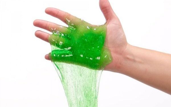 Theo chuyên gia, nhiều thành phần có trong loại đồ chơi này là chất độc hại. Phẩm màu công nghiệp chứa các kim loại nặng, nên dễ gây tổn thương gan, thận; loét da hoại tử, rối loạn sắc tố da, sừng hóa da...