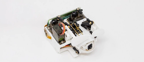 Không chỉ giống mắt người ở phần thiết kế, Eyecam còn được trang bị các tính năng để mô phỏng chuyển động của mắt người, như chớp mắt, liếc nhìn để theo dõi chuyển động của người dùng hoặc thậm chí có thể biểu lộ cảm xúc…Chuyển động phối hợp giữa các bộ phận được điều khiển bằng bảng mạch Arduino Nano và kết nối với Raspberry Pi Zero