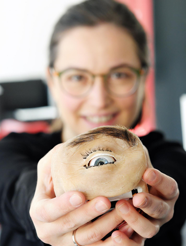 Teyssier chia sẻ: "Webcam có tác dụng giống như mắt người nhưng chúng không thể biểu cảm, truyền tải được cảm xúc như mắt người. Thông qua cái nhìn, chúng ta có thể cảm nhận được sự hạnh phúc, tức giận, buồn chán, mệt mỏi. Đôi mắt đảo xung quanh khi ai đó tò mò và nhìn thẳng để duy trì sự tập trung...