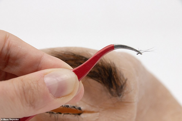 Chúng ta đã quen thuộc với những tín hiệu tương tác ảnh hưởng đến hành vi xã hội của chúng ta. Eyecam mang đến những khía cạnh tình cảm của mắt người trên camera".