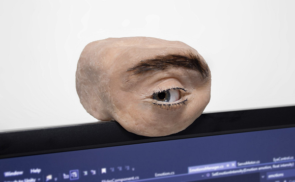 Dường như quá nhàm chán với những chiếc webcam có kiểu dáng thông thường, Marc Teyssier đã tạo ra Eyecam - một chiếc webcam với kiểu dáng thiết kế có chuyển động giống hệt mắt người.