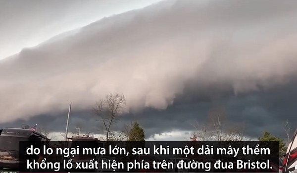 Hiện tượng mây sóng thần hay "thềm mây" (shelf cloud) - một trong hai dạng mây hình cung (arcus cloud) thường xảy ra trước khi xuất hiện một cơn bão lớn.