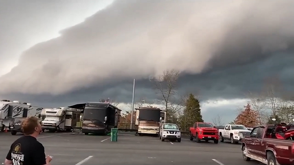 Đám mây sóng thần thường có liên kết với đỉnh đầu của dòng chảy ngoài cơn dông (đám mây mẹ).