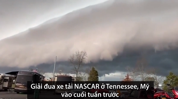 Một đám mây sóng thần khổng lồ bay sát mặt đất đã khiến người dân bang Tennessee của Mỹ vô cùng hoang mang. Đám mây như sẵn sàng đổ ập vào mọi vật ở bên dưới bất cứ lúc nào.