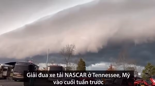 Một đám mây sóng thần khổng lồ bay sát mặt đất đã khiến người dân bang Tennessee của Mỹ vô cùng hoang mang. Đám mây như sẵn sàng đổ ập vào mọi vật ở bên dưới bất cứ lúc nào.