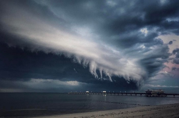 Khi gặp hiện tượng này, con người cần cảnh giác vì đi kèm sau mây sóng thần thường là mưa lớn, gió giật mạnh, lũ lụt và mưa đá.