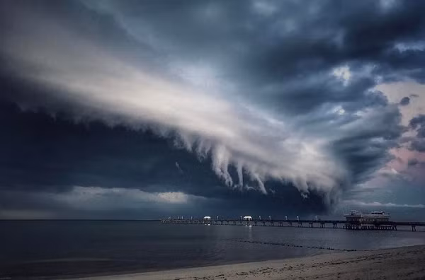 Khi gặp hiện tượng này, con người cần cảnh giác vì đi kèm sau mây sóng thần thường là mưa lớn, gió giật mạnh, lũ lụt và mưa đá.