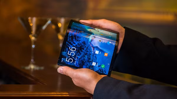 Vẫn chưa biết Armor Frame được làm bằng gì, nhưng Let’s Go Digital phỏng đoán rằng nó có thể là vật liệu có độ bền đạt tiêu chuẩn quân đội hoặc có thể được làm bằng carbon/titan. Đây đều là những vật liệu nhẹ và cứng hơn nhôm nhưng đắt hơn.