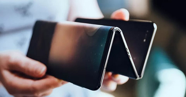 Máy có thể sử dụng loại kính siêu mỏng (UTG) đời mới, dày hơn so với thế hệ trước. Lớp kính này cũng sẽ được trang bị trên mẫu Galaxy Z Flip2 sắp ra mắt.