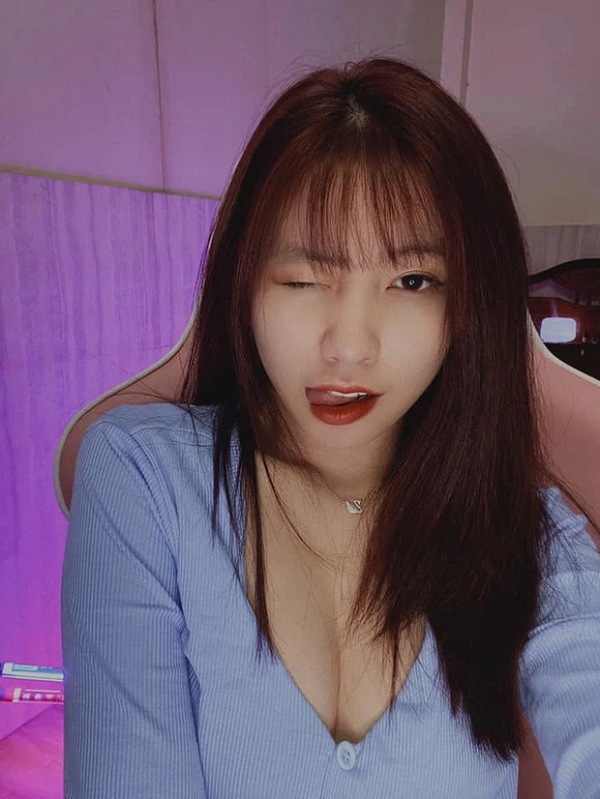 Jiny (Huỳnh Kha Bích Nhung) chơi game từ rất sớm, đây là cách cô giải trí sau mỗi giờ học căng thẳng.