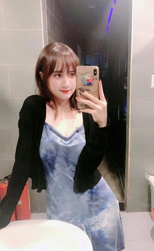 Không chỉ sở hữu nhan sắc xinh đẹp, tính cách thân thiện, kỹ năng chơi game của Hằng Đàm còn khiến nhiều nam game thủ phải trầm trồ thán phục. Khi còn chơi Liên Minh, cô chơi ở vị trí support và vị tướng yêu thích là Taric và Morgana. Và đương nhiên, khi Tốc Chiến có mặt ở Việt Nam, trong đội ngũ "try-hard" không thể thiếu cô nàng này.