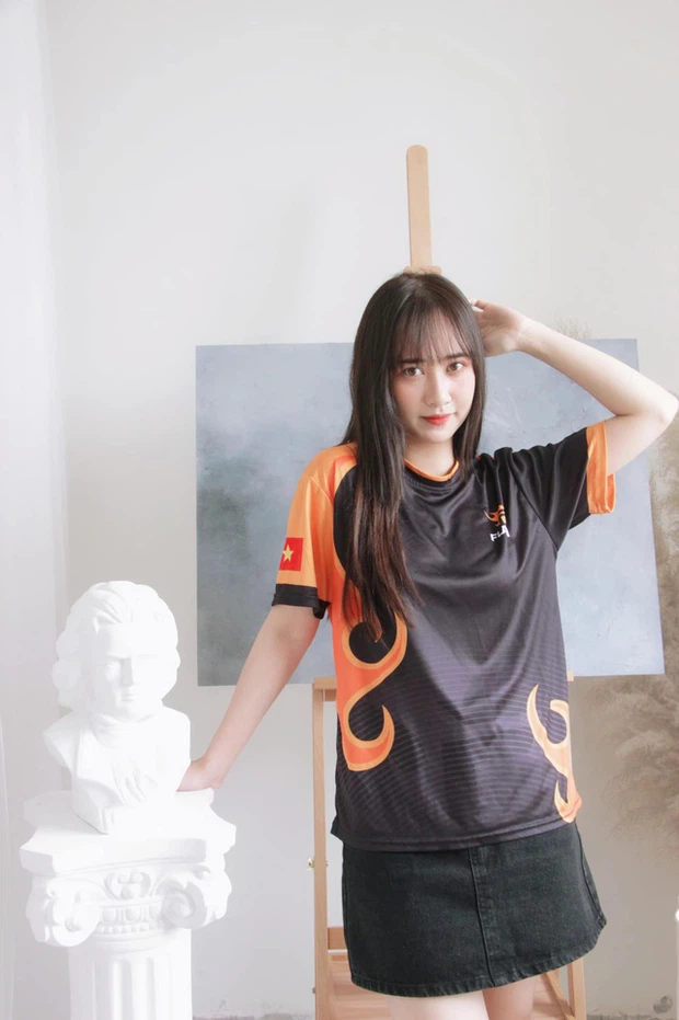 Nhắc đến Hằng Đàm, người hâm mộ Team Flash Liên Quân Mobile nhận ra ngay cô nàng huấn luyện viên giỏi giang, nhiệt huyết, xinh đẹp và tài năng một thời.