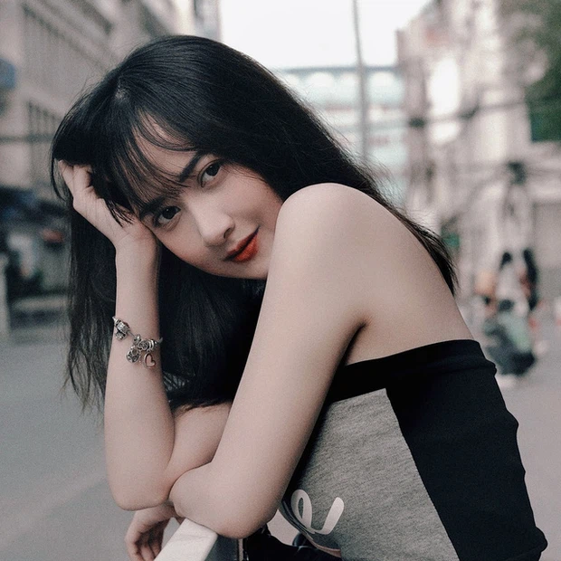 Hằng Đàm tên thật là Đàm Thanh Hằng, hay còn được khán giả yêu mến gọi với cái tên Hằng Baby. Cô sinh ngày 24/11/1995 và là cựu sinh viên trường Đại học Kinh Doanh Công Nghệ Hà Nội. Trước khi đến với Liên Quân Mobile, Hằng Đàm đã chơi Liên Minh Huyền Thoại và được rất nhiều người yêu mến.