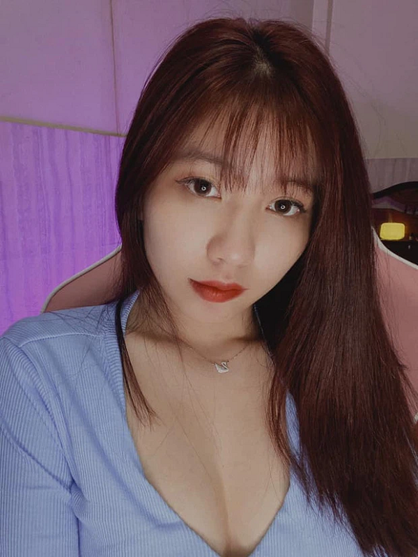 Tựa game mà cô nàng gắn bó lâu nhất là PUBG Mobile. Nữ game thủ sinh năm 1998, từng là "bóng hồng" duy nhất của giải đấu PUBG Mobile Pro Leagues Vietnam S1 được tổ chức tại Đà Nẵng từ 9/2 - 19/4 năm ngoái.