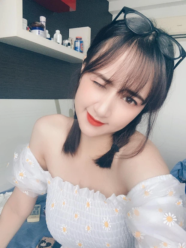 Góp mặt "cuộc đua" nhan sắc, Hằng Đàm luôn sẵn sàng "on stream" với ngoại hình chỉn chu cùng "điểm cộng" là sự xinh đẹp, thông minh và sở hữu khả năng chơi game cực đỉnh.