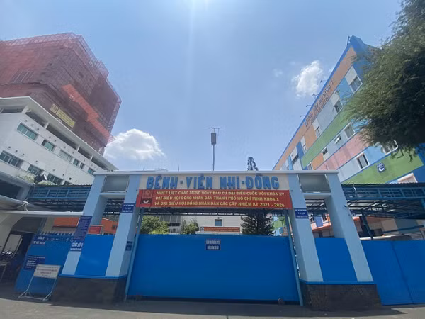 Sáng 6/4, Bệnh viện Nhi đồng 1 (TP.HCM) đã thông tin về trường hợp bé gái 15 tháng tuổi, quê ở Tiền Giang bị rắn hoa cỏ cổ đỏ cắn và qua đời do bệnh tình quá nặng.