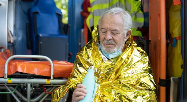 Chăn không gian (Space Blanket), hay chăn khẩn cấp, được phát triển lần đầu tiên bởi NASA vào năm 1964. Nó đóng vai trò như một tấm lá chắn chống nhiệt độ lạnh, gió lớn và giúp giữ nhiệt cho cơ thể. Chúng cũng được kết hợp với quần áo ngoài trời và túi ngủ.