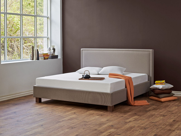 Memory Foam hay Mousse IQ (Foam hoạt tính) được NASA phát minh vào năm 1966 là một loại Foam dẻo có độ co giãn cao với tính năng đàn hồi tốt vô cùng đặc biệt. Mục đích ban đầu của chúng là bảo vệ hành khách trong các vụ tai nạn máy bay.