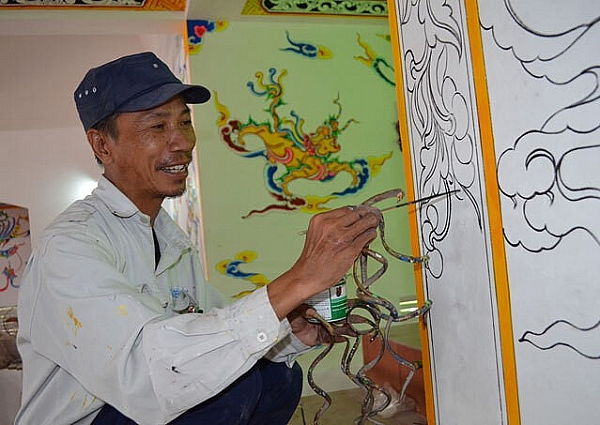 Người đàn ông sở hữu bộ móng tay độc nhất này tên Lưu Công Huyền (63 tuổi, ở xã Giao Yến, huyện Giao Thủy, tỉnh Nam Định). Ông cho biết mình đã nuôi móng được 40 năm, ngón dài nhất là 86 cm, ngón ngắn nhất là 20 cm.