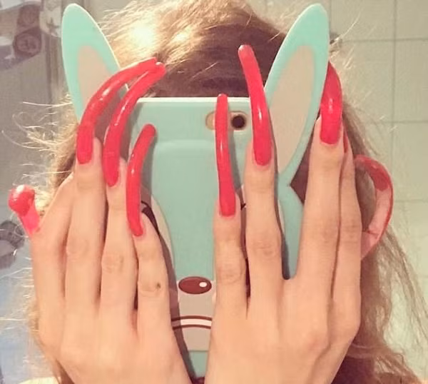 Người ở độ tuổi khác nhau thì tốc độ mọc của móng tay cũng khác nhau. Thông thường, tốc độ mọc của móng tay ở tuổi thiếu niên, nhi đồng là nhanh nhất, người trưởng thành ở vị trí thứ hai và người già có tốc độ chậm nhất. Điều này có liên quan đến vấn đề thay cũ đổi mới của cơ thể con người.