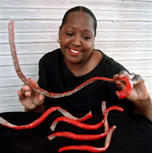 Bởi vì, tế bào biểu bì từ lúc sinh ra cho đến khi chết đi luôn có sự sinh trưởng. Chất protein sừng móng tay cũng như vậy. Do đó, móng tay mọc dài không ngừng.