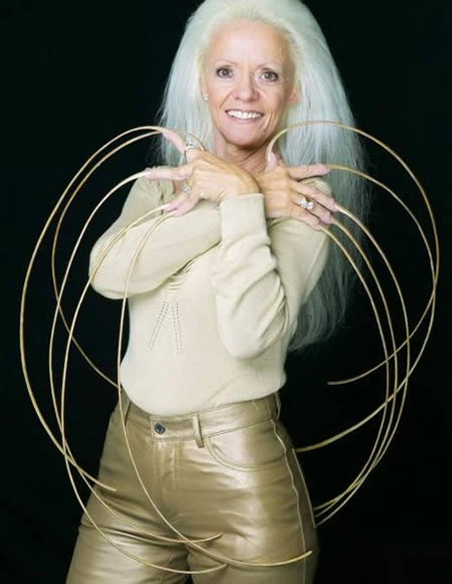 Theo các chuyên gia, nếu không bị tổn thương (như gãy móng) và được cung cấp đầy đủ chất dinh dưỡng, móng của chúng ta có thể... mọc mãi không ngừng. Trung bình mỗi ngày, móng tay sẽ mọc dài ra khoảng 1mm.