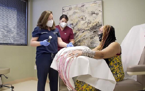 Bà Ayanna Williams, 57 tuổi, ở bang Texas cũng vừa quyết định cắt bộ móng dài hơn 7,3 mét đã nuôi 30 năm, sau khi giành được kỷ lục Guinness năm 2017 khiến ai cũng phải trầm trồ thán phục.