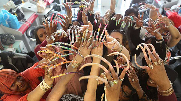 Đặc biệt, điểm đốm trắng hình bán nguyệt ở bên dưới móng tay giống như chiếc đồng hồ đánh giá tình hình sức khoẻ tốt xấu của cơ thể chúng ta. Nếu như bạn không nhìn thấy đốm trắng thì tổ hợp móng tay bị ảnh hưởng, cũng tức là tình hình sức khoẻ của bạn có vấn đề, cần phải chú ý.