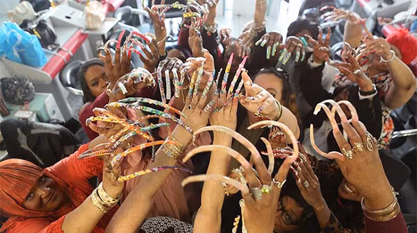 Đặc biệt, điểm đốm trắng hình bán nguyệt ở bên dưới móng tay giống như chiếc đồng hồ đánh giá tình hình sức khoẻ tốt xấu của cơ thể chúng ta. Nếu như bạn không nhìn thấy đốm trắng thì tổ hợp móng tay bị ảnh hưởng, cũng tức là tình hình sức khoẻ của bạn có vấn đề, cần phải chú ý.