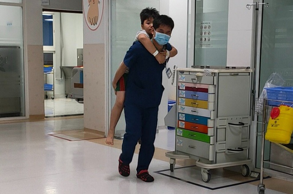 Khi đang chơi sau nhà, một bé trai 10 tuổi tại Bến Tre đã bị rắn lục tre cắn vào chân. Phần gót chân trái nhanh chóng sưng nề, máu cháy thành dòng không cầm được.