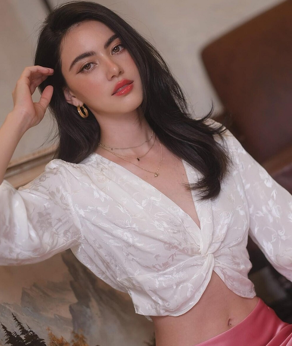 Nữ diễn viên hàng đầu Thái Lan Mai Davika cũng có thêm 229.928 người theo dõi trên Instagram trong tháng này. Hiện bộ phim truyền hình Wanthong do Mai Davika đóng chính đang ''làm mưa làm gió'' trên sóng màn ảnh nhỏ xứ chùa Vàng.