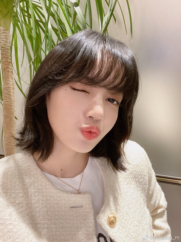 Sự nổi tiếng của Lisa của Blackpink tăng lên từng ngày. Hiện cô có 49.052.466 người theo dõi trên Instagram. Ngoài ra, cô ấy có thêm 1.791.286 người theo dõi trên Instagram trong tháng 3 này.