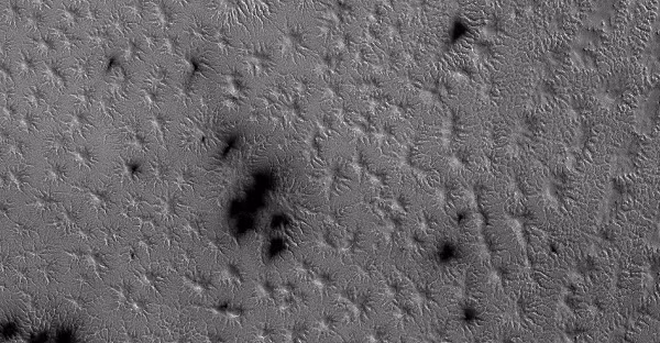 Lauren McKeown, một nhà khoa học tại Đại học Mở ở Anh, cũng là tác giả chính của nghiên cứu cho biết :"Nghiên cứu này cho thấy bằng chứng thực nghiệm đầu tiên của quá trình thay đổi cảnh quan địa cực trên sao Hỏa."