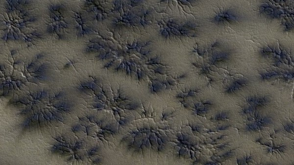 Họ đã sử dụng một phiến băng carbon dioxide (còn gọi là băng khô) và một cỗ máy mô phỏng khí quyển sao Hỏa. Khi băng lạnh tiếp xúc với lớp trầm tích giống như sao Hỏa có nhiệt độ ấm hơn, một phần của băng ngay lập tức chuyển từ thể rắn sang thể khí (gọi là quá trình thăng hoa), tạo thành các vết nứt hình cầu.