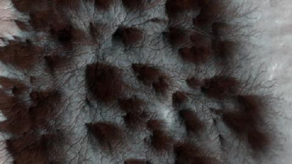 Các thí nghiệm cho thấy mô hình nhện mà chúng ta quan sát được trên sao Hỏa có thể được chạm khắc bằng cách chuyển đổi băng khô từ thể rắn sang khí như thí nghệm trên.