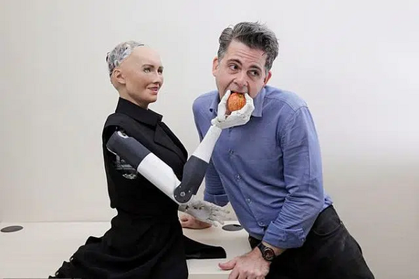 Sophia là một robot hình người được phát triển bởi Hansen Robotics Technology Hồng Kông, Trung Quốc. "Bộ não" của cô nàng robot có thể thực hiện nhận dạng khuôn mặt, nhìn theo mắt người để tương tác và có khả năng học hỏi siêu việt.