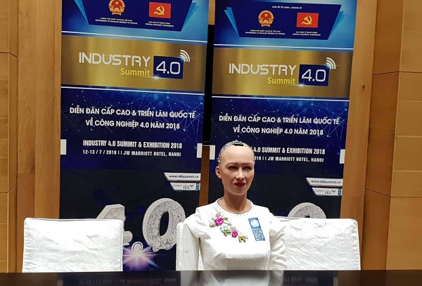 Tác phẩm này, vốn thể hiện khuôn mặt của chính Sophia, là một token không thay thế được (NFT) - một dạng chữ ký số mã hoá đang gây sốt trên thị trường nghệ thuật trong vài tháng trở lại đây.