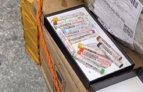 Một khách hàng khác ở Hà Tĩnh đặt mua 2 chiếc iPhone 12 Pro Max nhưng lại được giao một hộp tô màu.