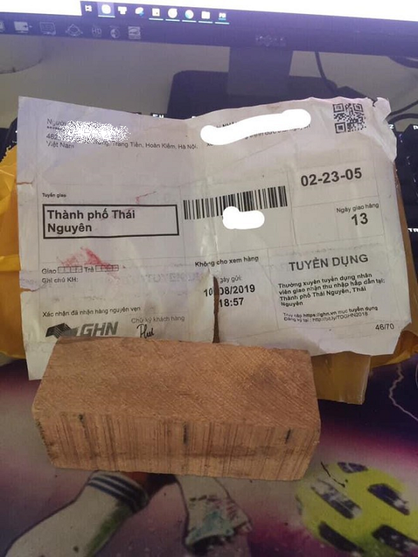 Một tài khoản Facebook L. Socola cũng từng chia sẻ bài viết trong một nhóm kín bán hàng online về việc mua một chiếc iPhone X với giá 290.000 đồng nhưng nhận lại một cục gỗ. Dù ham rẻ nhưng theo chủ tài khoản, việc giao một cục gỗ là không chấp nhận được.