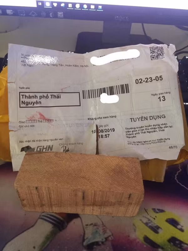 Một tài khoản Facebook L. Socola cũng từng chia sẻ bài viết trong một nhóm kín bán hàng online về việc mua một chiếc iPhone X với giá 290.000 đồng nhưng nhận lại một cục gỗ. Dù ham rẻ nhưng theo chủ tài khoản, việc giao một cục gỗ là không chấp nhận được.